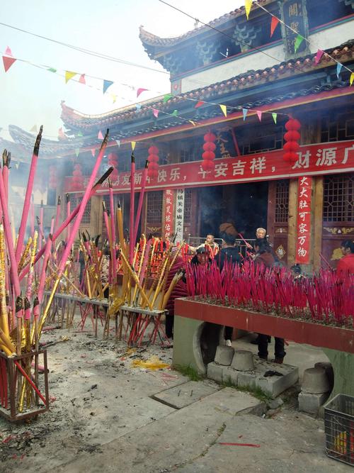 在我的老家,大年初一这一天,人们都会去寺庙烧香,为来年祈福