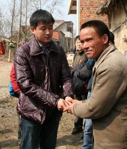 佟大为赴安徽农村送捐款低调风格让爱心更亲和