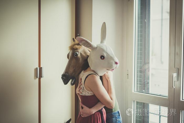 面具兔子和马的面具女同性恋