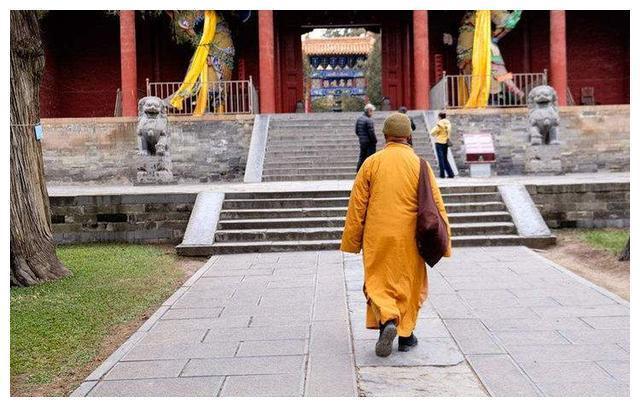 奶奶带4岁孙子去寺庙上香走到门口却被老和尚拦下小孩子别进