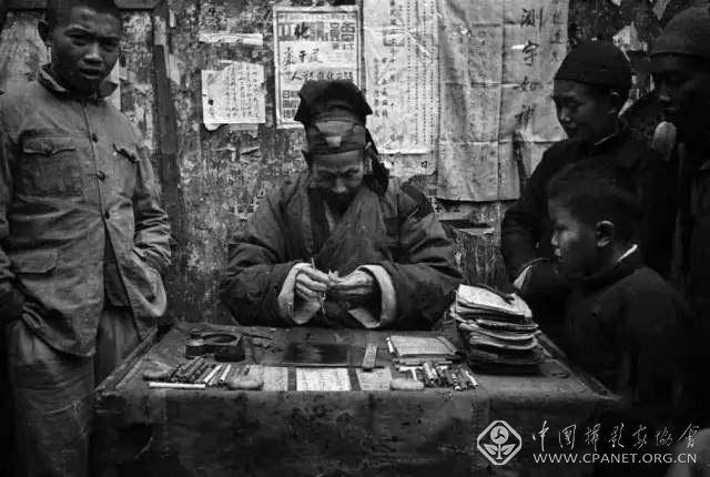1940年,重庆,测字的算命先生.哈里森·福尔曼/摄.