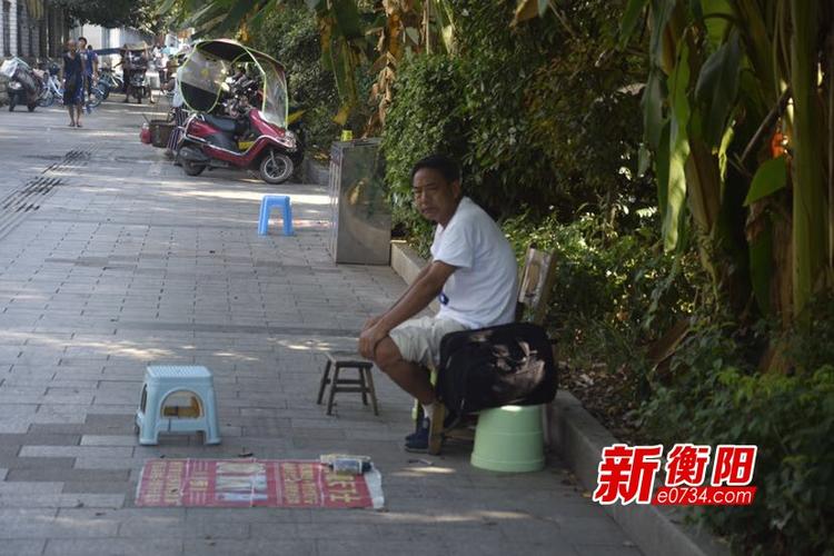 8月24日,记者来到了附一西门门口,在现场看到,沿着街边5位