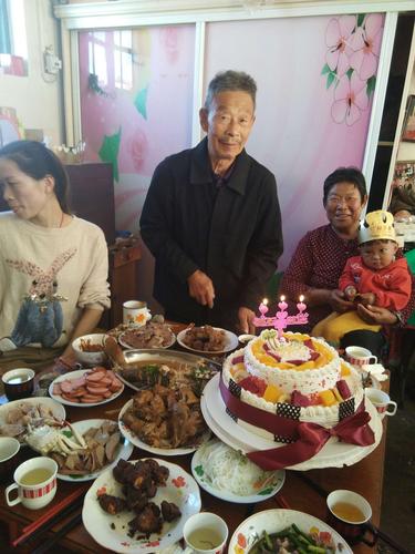 全家人唱生日快乐歌,祝愿我们的父母健康长寿,寿比南山.