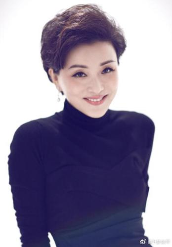 杨澜曝送儿子日记本惹儿子眼含热泪儿子颜值超高长像酷似杨澜